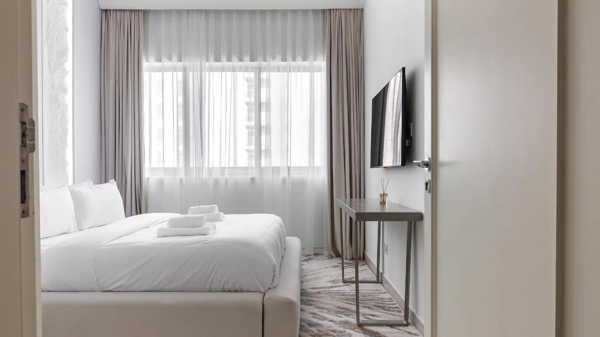 Fancy 3 Bedroom Apartment Right Next To Dubai Mall With Burj View In Downtown Dubai