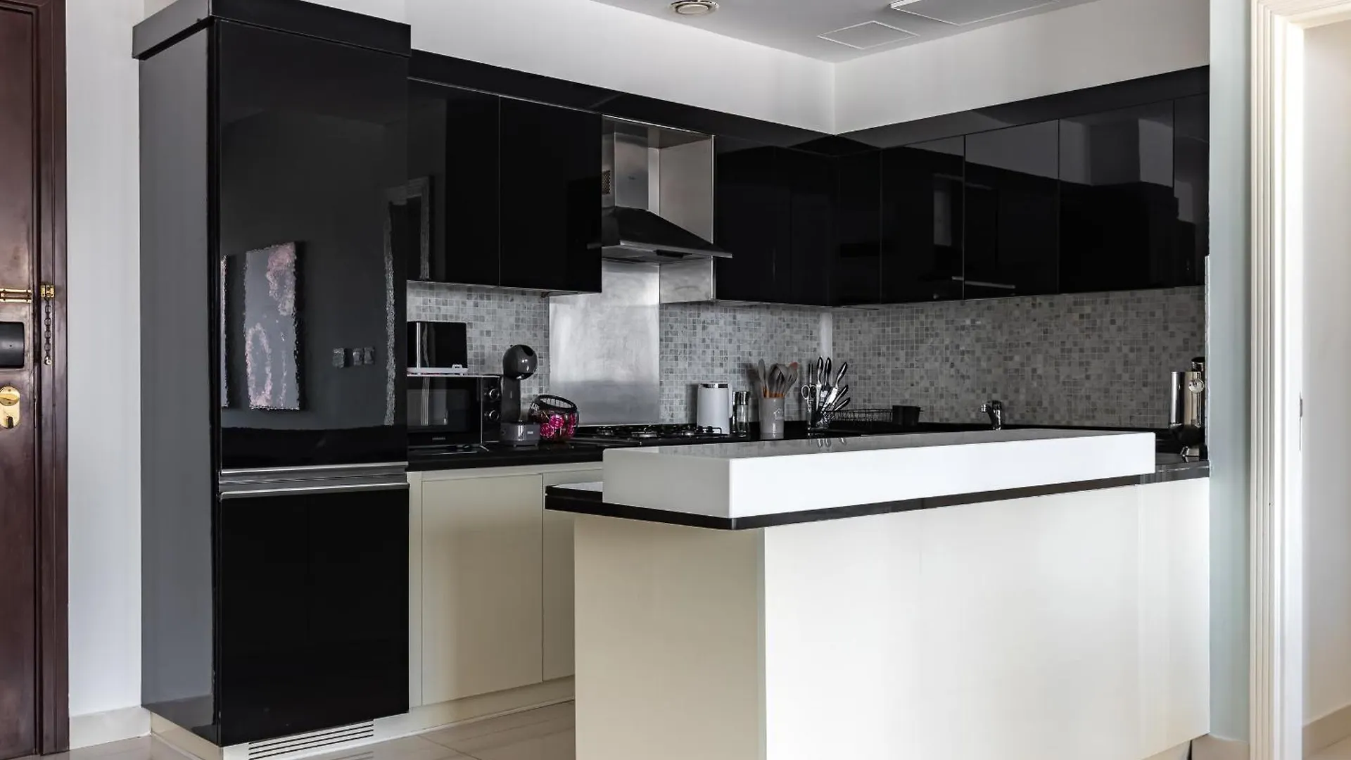 Fancy 3 Bedroom Apartment Right Next To Dubai Mall With Burj View In Downtown Dubai 0*,