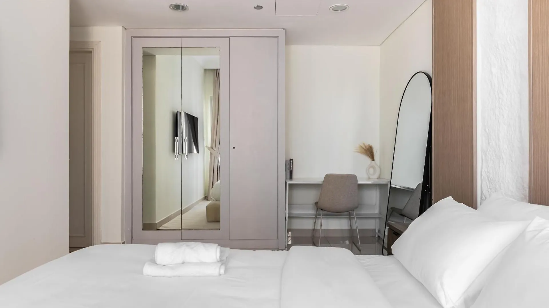 Fancy 3 Bedroom Apartment Right Next To Dubai Mall With Burj View In Downtown Dubai