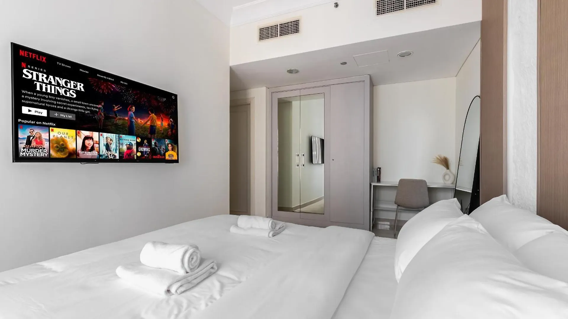 Fancy 3 Bedroom Apartment Right Next To Dubai Mall With Burj View In Downtown Dubai 0*,