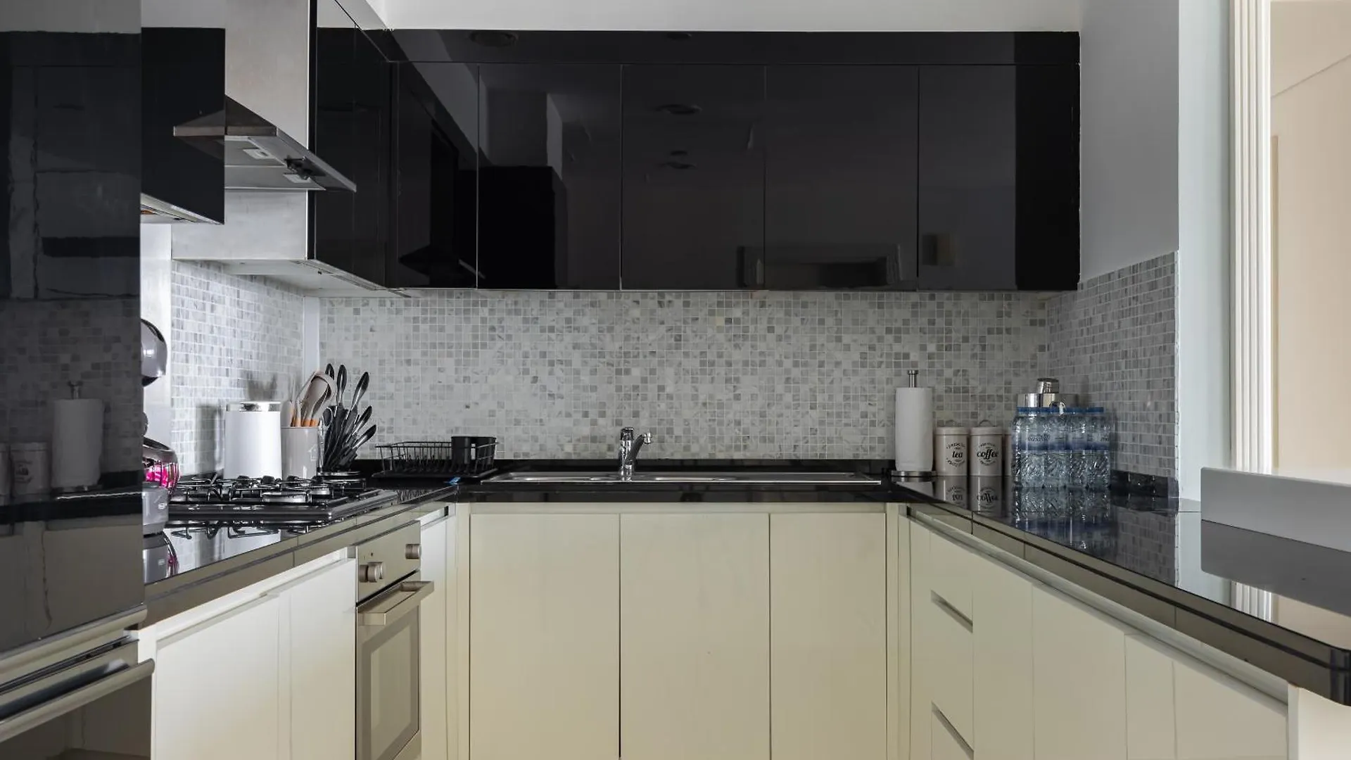 Fancy 3 Bedroom Apartment Right Next To Dubai Mall With Burj View In Downtown Dubaj